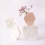 Vase Teumsae on Wall - White - Design : Extra&ordinary Design 4