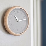TOUPIE - Horloge murale en bois et béton aiguilles blanches - Béton - Design : Gone's 3