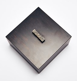 Boîte carrée ELLA - laquée brune et noire