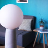 Lampe de table PHARE avec ampoule effet porcelaine - Béton - Béton - Design : Gone's 6
