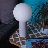 Lampe de table PHARE avec ampoule effet porcelaine - Béton - Béton - Design : Gone's 5
