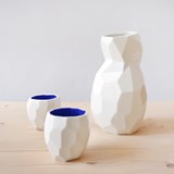 Ensemble de saké bouteille et verres POLIGON - bleu - Blanc - Design : Studio Lorier 2