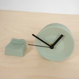 Horloge de bureau désaxée - rose  - Rose - Design : Studio Lorier 3