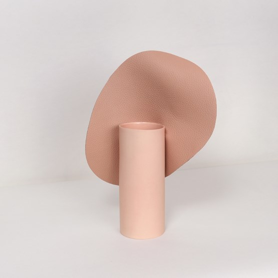 Vase CARNATION - Rose - Cuir - Design : STUDiOFOAM