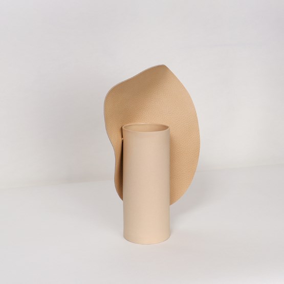 Vase Carnation - Sand - Leather - Design : STUDiOFOAM