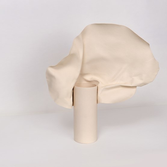 Vase CARNATION - Crème - Cuir - Design : STUDiOFOAM