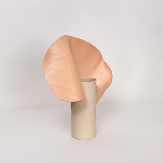 Vase CARNATION - Ecru - Cuir - Design : STUDiOFOAM
