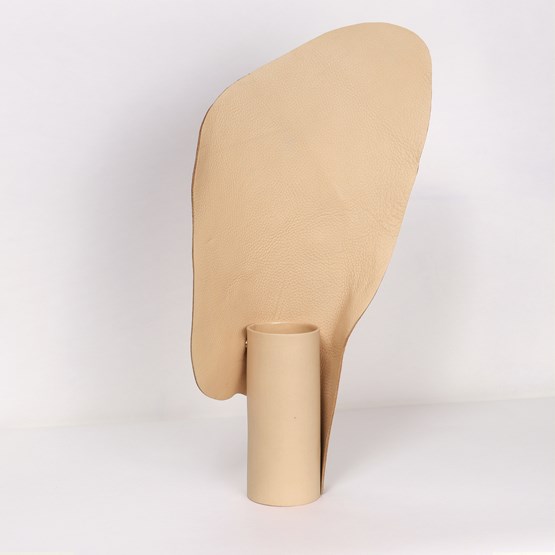 Vase CARNATION - Sable - Cuir - Design : STUDiOFOAM