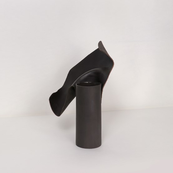 Vase CARNATION - Noir - Cuir - Design : STUDiOFOAM