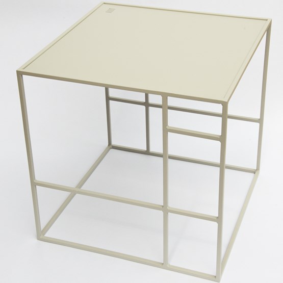 Table M+ - Gris soyeux - Design : Helado Design
