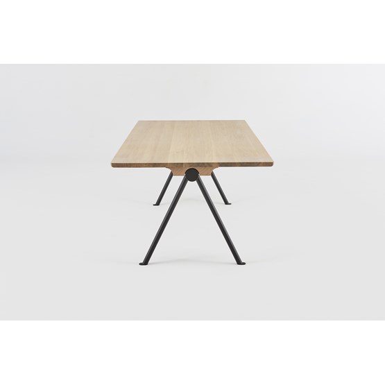 TARMAK table - oak - Design : Hetch