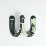 Patère Ü - Modèle simple - Vert argile / Noir - Design : Studio Matériel 2