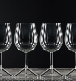 Set of 4 Tripod red wine glasses