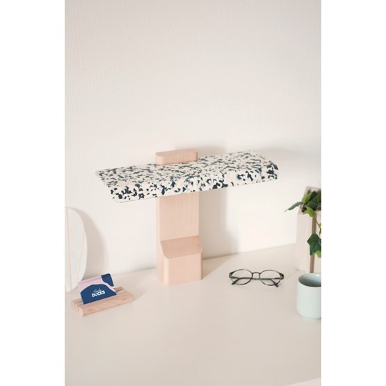 Lampe de bureau Totem - hêtre et plastique recyclé - Noir & Blanc - Bois clair - Design : Maxime Ly