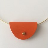 Collier CECI N'EST PAS UN SAC - orange - Orange - Design : Beatrix Li-Chin Loos 5