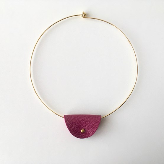 Collier CECI N'EST PAS UN SAC - violet mûre - Design : Beatrix Li-Chin Loos