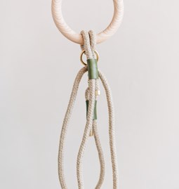  ROPE LEASH WITH WOODEN HANDLE. ASH - green