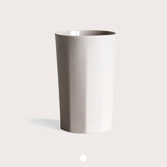 Tall mug 400 ml | sand - Grey - Design : Archive Studio