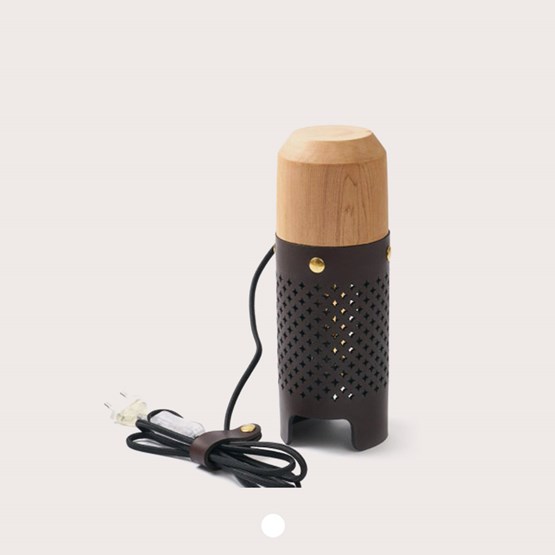 Lampe CALLIA - cuir foncé et bouton laiton - Design : Apical Studio