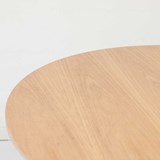 Table d'appoint TUBE en chêne  - Bois clair - Design : Maarten Baptist 2
