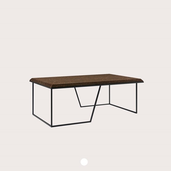 Table basse GRÃO | #1 - liège foncé et piètement noir - Liège - Design : Galula Studio