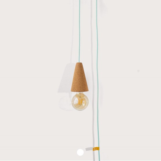 Lampe baladeuse SINO POSE -  liège clair et câble vert menthe - Liège - Design : Galula Studio