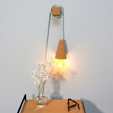 Lampe baladeuse SINO POSE -  liège clair et câble vert menthe - Liège - Design : Galula Studio 7