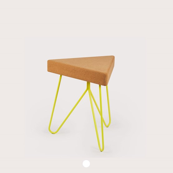 Tabouret/Table TRÊS-  liège clair et piètement jaune - Liège - Design : Galula Studio