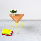 Tabouret/Table TRÊS-  liège clair et piètement jaune - Liège - Design : Galula Studio 2