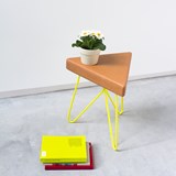 Tabouret/Table TRÊS-  liège clair et piètement jaune - Liège - Design : Galula Studio 3