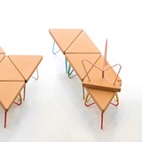 Tabouret/Table TRÊS-  liège foncé et piètement jaune  - Liège - Design : Galula Studio 2