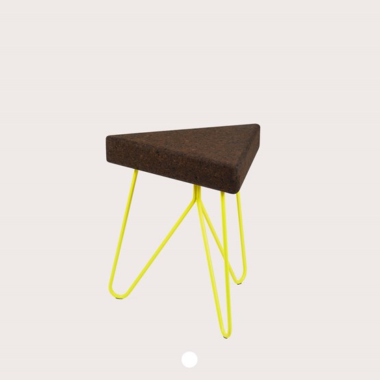 Tabouret/Table TRÊS-  liège foncé et piètement jaune  - Liège - Design : Galula Studio