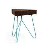 Tabouret/Table TRÊS -  liège foncé et piètement bleu  - Liège - Design : Galula Studio 6