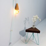 Tabouret/Table TRÊS -  liège foncé et piètement bleu  - Liège - Design : Galula Studio 4